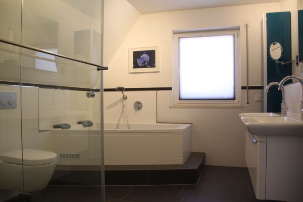 Badsanierung mit Dusche und Whirlwanne in München-Harlaching 3